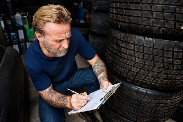 Jak zmierzyć grubość bieżnika opony, by jeździć bezpiecznie?