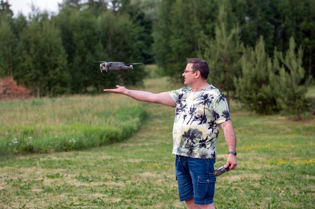 Jaki dron do 150 może spełnić oczekiwania w amatorskich lotach?