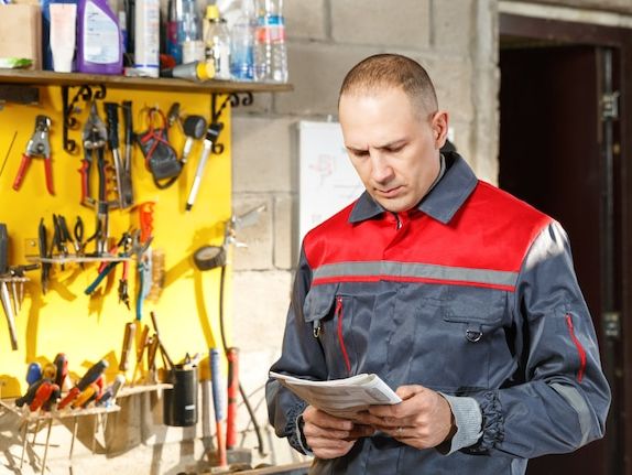 Zalety regularnego serwisu specjalistycznego sprzętu przemysłowego dla ciągłości produkcji i oszczędności